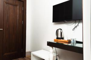 City Center Hotel Taksim İstanbul的电视和/或娱乐中心