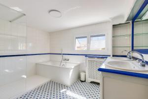 Et badeværelse på Maison pour 8 avec jardin aux Sables d'Olonne + 25 billeder