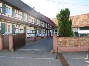 a row of houses with a fence and a driveway at Appartement T3 Aux Deux Cigognes Gries in Gries