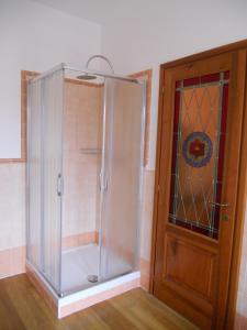 y baño con ducha y puerta de cristal. en Beb Villa Aurora, en Carmagnola