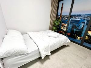En eller flere senge i et værelse på Royal Aparthotel Zamenhoffa 1/3