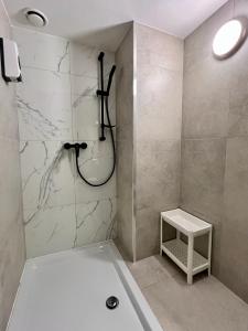 Ένα μπάνιο στο Royal Aparthotel Zamenhoffa 1/3
