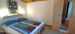 Postel nebo postele na pokoji v ubytování apartmani Nina Šišan