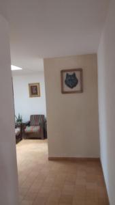 a living room with a white wall and a couch at Aguascalientes feria nacional de San Marcos in Aguascalientes