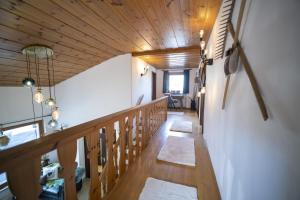 un corridoio con soffitto in legno e scale con luci di Meis Chalet a Scuol