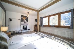 a living room with a bed and a window at Meis Chalet in Scuol