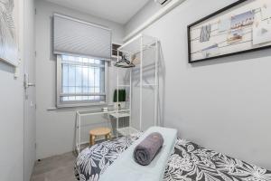 una camera bianca con un letto e una sedia di Tiny Private Single Bed With In Sydney CBD Near Train UTS DarlingHar&ICC&Chinatown 1 - ROOM ONLY a Sydney
