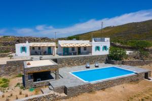 una vista aérea de una villa con piscina en blue paradise villa, en Sifnos