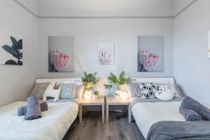 2 Betten im Wohnzimmer mit Pflanzen in der Unterkunft Boutique Private Rm situated in the heart of Burwood 3 - ROOM ONLY in Sydney