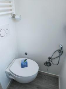 uma casa de banho com um WC branco e um chuveiro em Wagon-lit em Bolonha