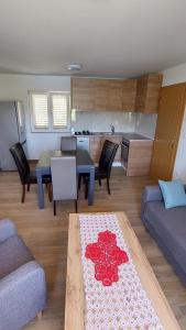 una sala de estar con un sofá y una mesa en Apartman Mustapić, en Pižnovac