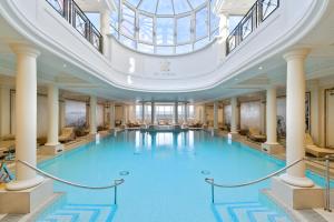 uma grande piscina num edifício com tecto abobadado em Hôtel du Palais Biarritz, in The Unbound Collection by Hyatt em Biarritz