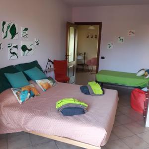 ein Schlafzimmer mit einem großen Bett mit einer rosa Decke in der Unterkunft Casa Olimpia in Priocca
