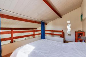 - une chambre avec un grand lit et des rideaux bleus dans l'établissement Escale et instants de détente à St-Vincent-sur-Jard, à Saint-Vincent-sur-Jard