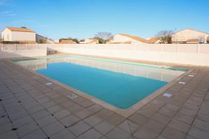 - une piscine d'eau bleue dans la cour dans l'établissement Escale et instants de détente à St-Vincent-sur-Jard, à Saint-Vincent-sur-Jard