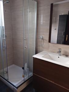 une salle de bain avec douche et lavabo dans l'établissement Piso compartido cerca de la UNIVERSIDAD CEU, à Moncada