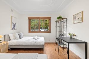 1 dormitorio con cama, mesa y escritorio en Quadruple Room in Gordon near Train & Bus Sleeps 4, en Pymble