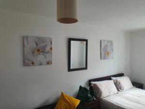 a living room with a couch and a mirror at Luxurious flat overlooking Canay Wharf in London