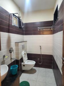 a bathroom with a toilet and a sink at Hotel Grand Patliputra in Siwān