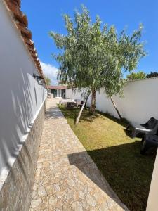 ポンテ・ガレリアにあるCasa Vacanza Fiera di Romaの白壁の横の通路