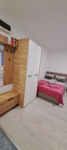 1 dormitorio con cama y espejo grande en Apartmani Krcmarica 9 en Divčibare