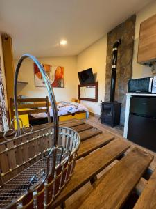 Paredes de BuitragoにあるCabaña del olivoのベッド1台、木製ベンチ(暖炉付)が備わる客室です。