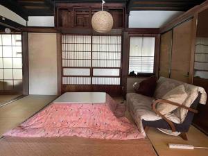 Ruang duduk di 古民家ガーデン 山あり [新宿 80分 /富士山 30分 ： 中庭BBQ, 焚き火, ドッグラン]