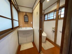 Bilik mandi di 古民家ガーデン 山あり [新宿 80分 /富士山 30分 ： 中庭BBQ, 焚き火, ドッグラン]