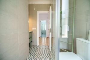 プラヤ・デ・ムロにあるVilla REUS ALCUDIAのバスルーム(トイレ、ウォークインシャワー付)