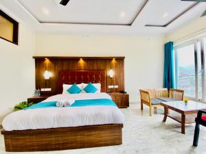 Ліжко або ліжка в номері Sangam Hotel & cafe