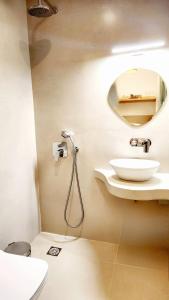Koupelna v ubytování HAYAL SUITES SANTORINI