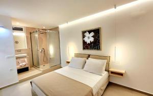 Postel nebo postele na pokoji v ubytování HAYAL SUITES SANTORINI