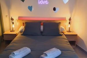 um quarto com uma cama com duas almofadas em Ravissant T2 *Clim *WIFI - Centre-ville, 2min Gare - ROSSIconciergerie - Linge inclus em Lunel