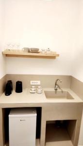 Kuchyň nebo kuchyňský kout v ubytování HAYAL SUITES SANTORINI