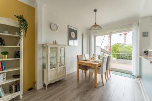 ein Esszimmer mit einem Tisch, Stühlen und einem Fenster in der Unterkunft Nice apartment with terrace in Le Bouscat - Welkeys in Le Bouscat