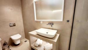 Koupelna v ubytování HAYAL SUITES SANTORINI