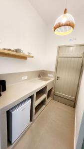 Kuchyň nebo kuchyňský kout v ubytování HAYAL SUITES SANTORINI