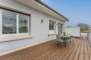 eine Terrasse mit einem Tisch und Stühlen auf einem Haus in der Unterkunft Nice apartment with terrace in Le Bouscat - Welkeys in Le Bouscat