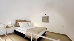 Postel nebo postele na pokoji v ubytování HAYAL SUITES SANTORINI