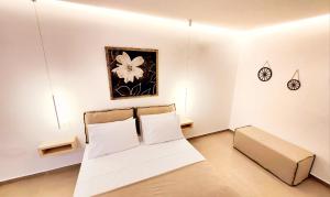 Postel nebo postele na pokoji v ubytování HAYAL SUITES SANTORINI