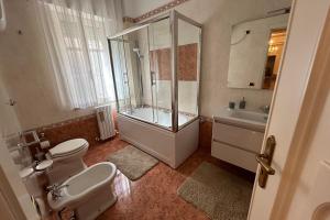 a bathroom with a toilet and a shower and a sink at Calabre - Lamezia Terme 2bdr in Lamezia Terme