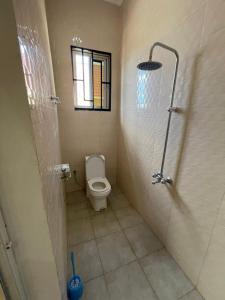 La salle de bains est pourvue d'une douche et de toilettes. dans l'établissement Shooting star Lodge, à Dodoma