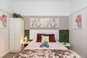 een slaapkamer met een groot bed met rode kussens bij Boutique Private Suite 7 Min Walk to Sydney Domestic Airport 3- ROOM ONLY in Sydney