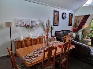 een woonkamer met een tafel en een bank bij 56 The Bridge St Lucia in St Lucia