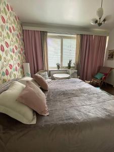 1 dormitorio con 1 cama grande con almohadas en Mäntylinnan Huoneistomajoitus en Mänttä