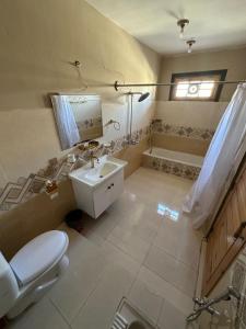 Signature Skardu Hotel في سكردو: حمام مع مرحاض ومغسلة وحوض استحمام