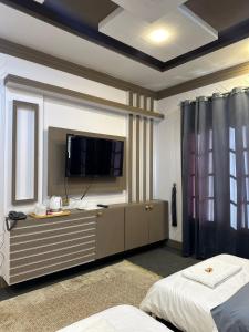 Una televisión o centro de entretenimiento en Signature Skardu Hotel
