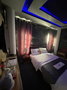 Una cama o camas en una habitación de Signature Skardu Hotel