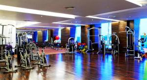 einen Fitnessraum mit mehreren Laufbändern und Heimtrainern in der Unterkunft Hotel Grand Canyon in Raipur