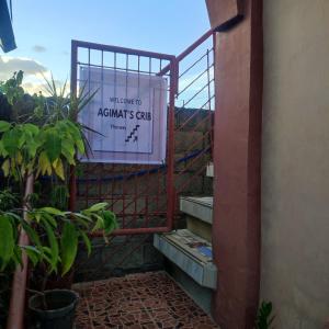 Una puerta con un cartel que diga "Bienvenidos a la Puerta de los Juegos" en Agimats Crib Palawan en Puerto Princesa